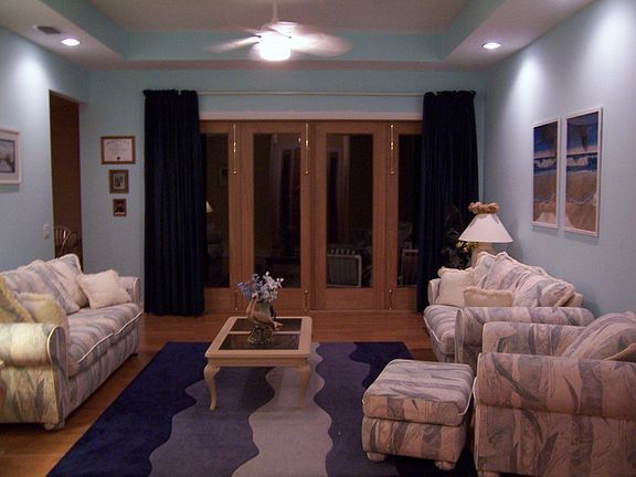 Living room w 4-door to lanai