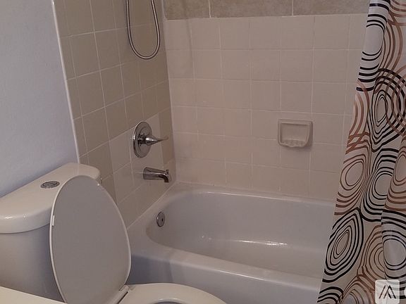 4th image of 3012 Parkway Blvd APT 201