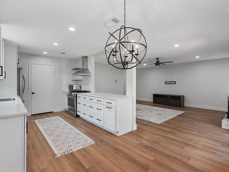 7806 Woodcroft Dr — Photo 8