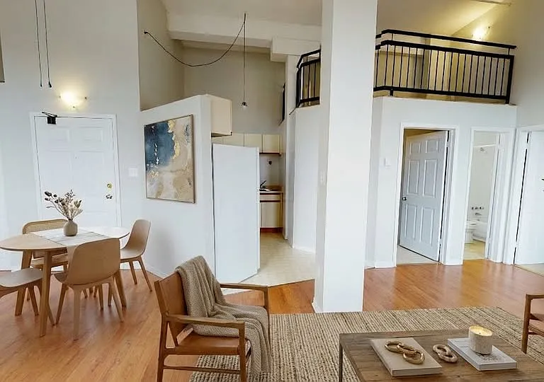 630 Dundas St — Photo 2
