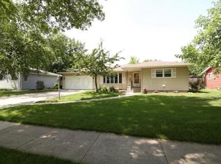 2828 Edgewood Dr N, Fargo, ND 58102