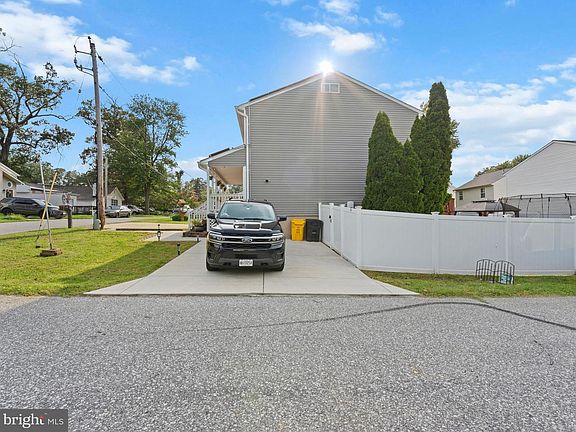 3rd image of 818 205th St
