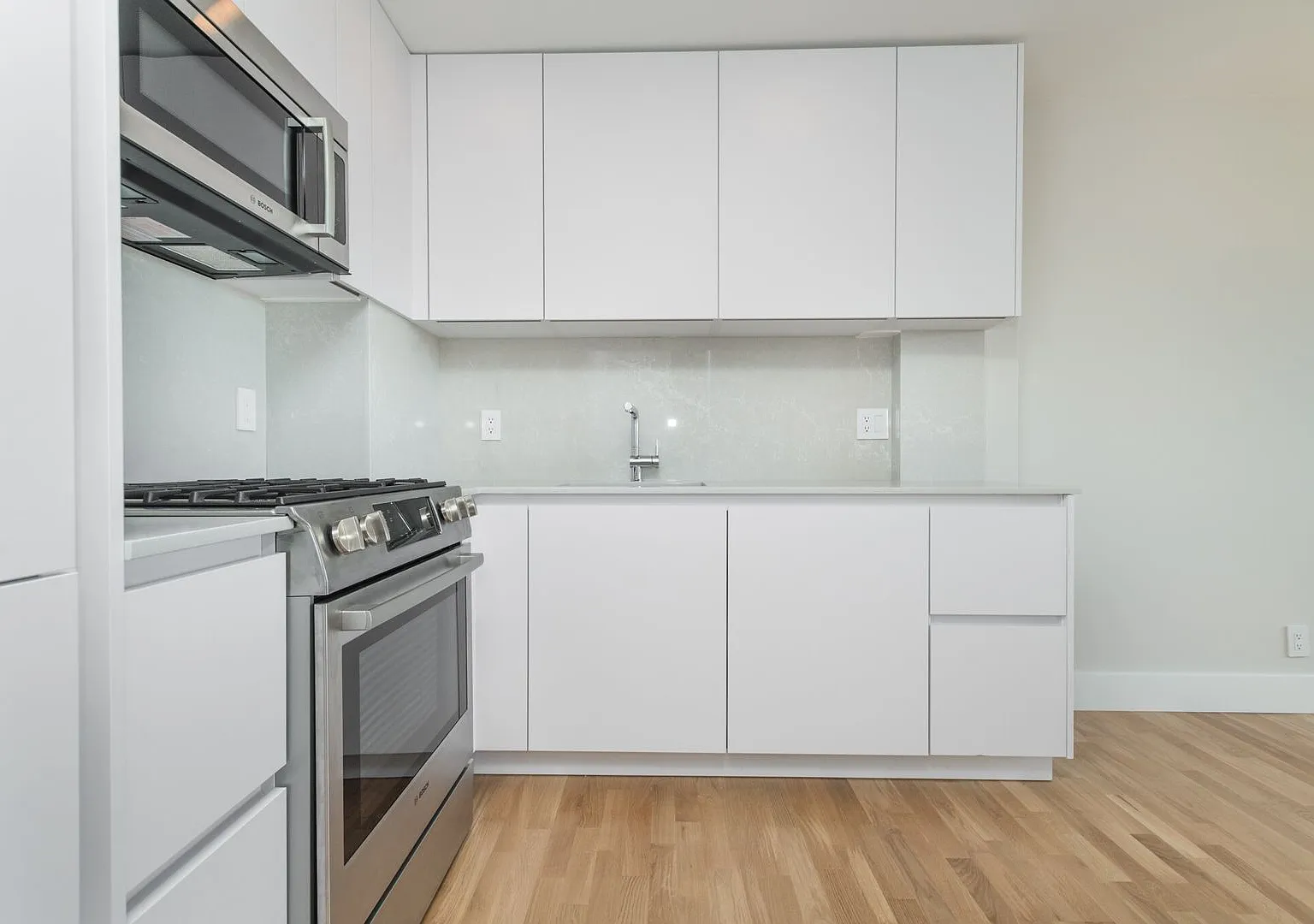 Beautiful condo next to Carson Beach with Move in Specials — Photo 2