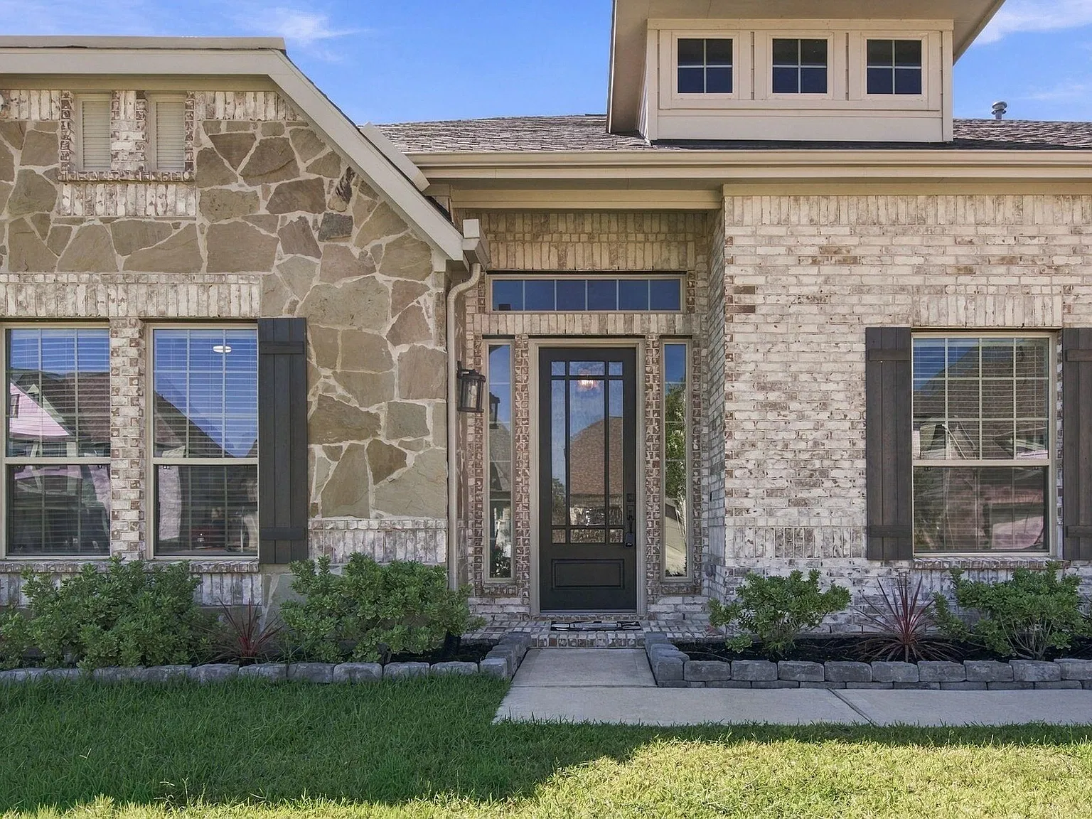 4 bed, 3.0 bath, 3290 sqft, $3,400 — Photo 4