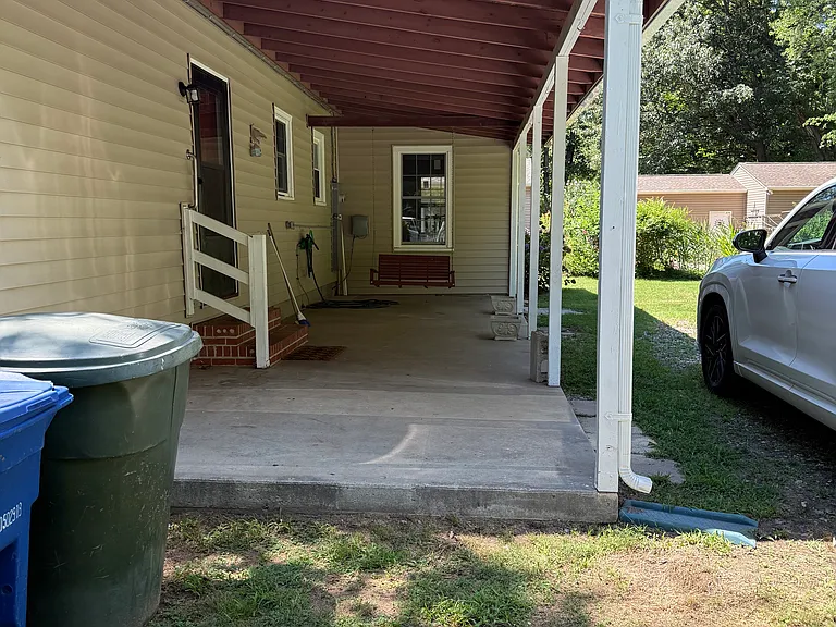 40 Moores Ln S — Photo 2