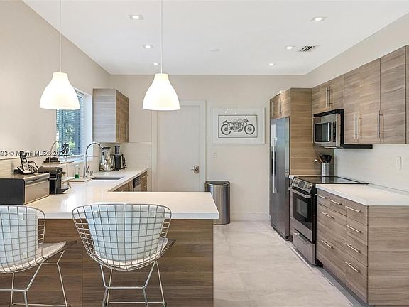 5th image of 9140 Dickens Ave #9140