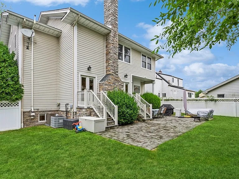 20 Holland Ave — Photo 25