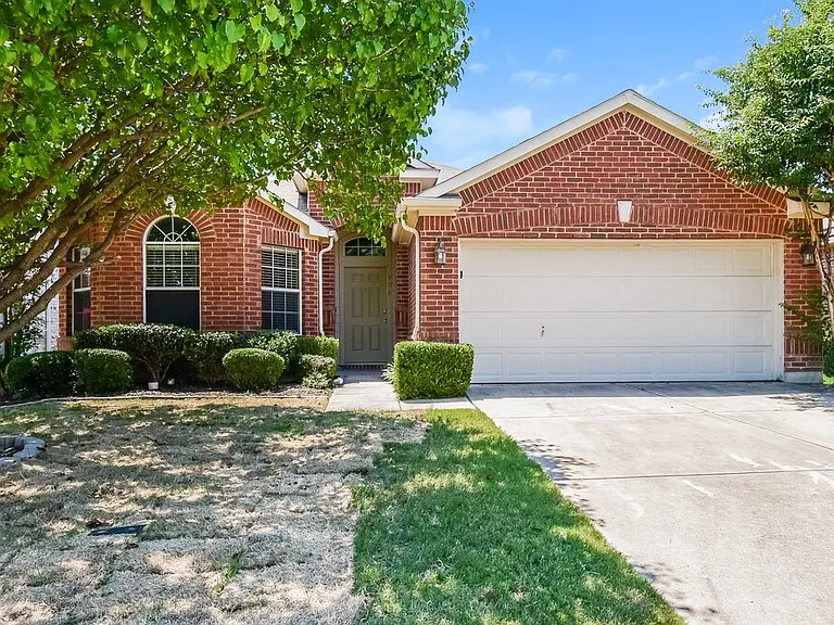 906 Oak Hollow Ln — Photo 1
