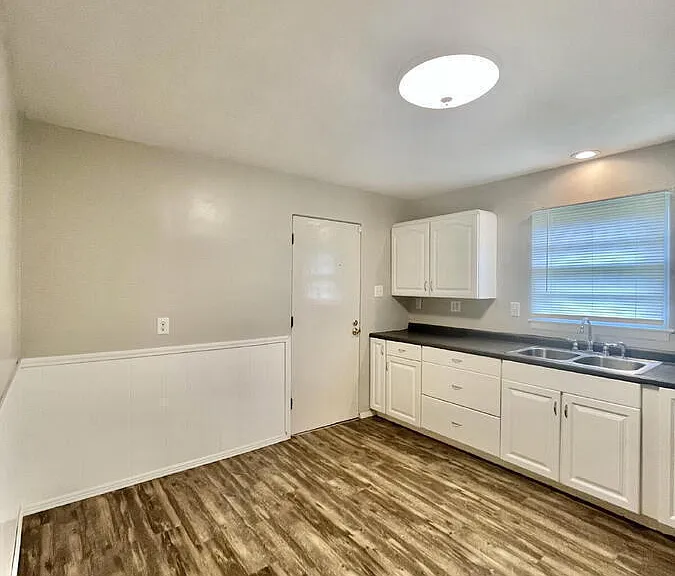 719 N Middle St — Photo 11