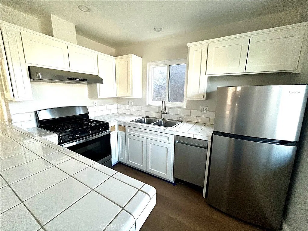 2 bed, 856 sqft, $4,800 — Photo 2