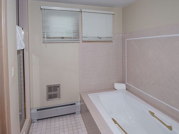 5th image of 96 Highlands Ln #214
