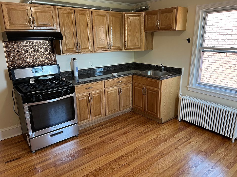 1st image of 154 Grand St APT 3