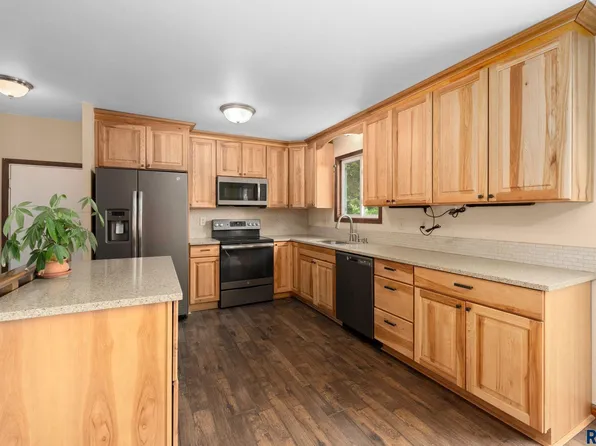 2104 E Tricia Ln, Sioux Falls, SD 57103