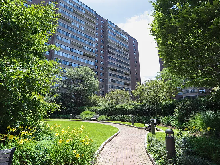 9 Hawthorne Pl #10G — Photo 20