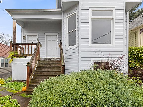 3rd image of 3527 SE Belmont St