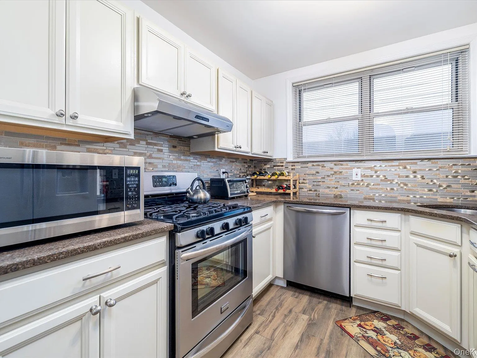 3 bed, 2.0 bath, 1300 sqft, $3,750 — Photo 4