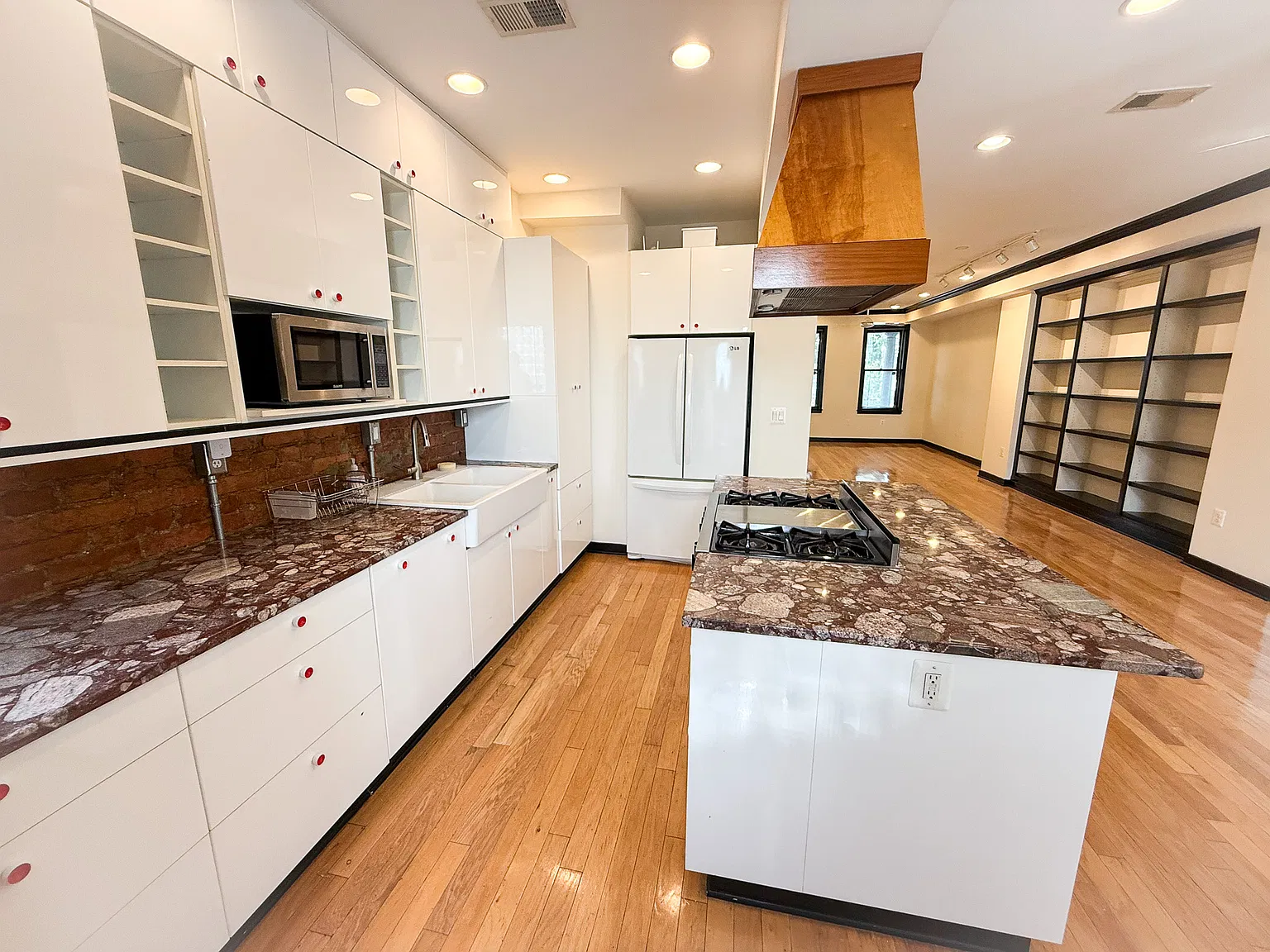 3 bed, 2.5 bath, 1900 sqft, $3,495 — Photo 3