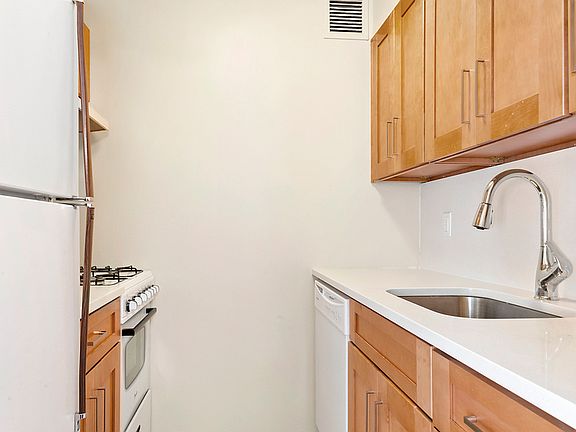 5th image of 325 W 51st St APT 5A