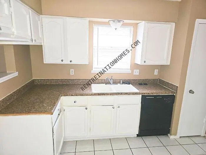 4 bed, 2.0 bath, 1427 sqft, $1,795 — Photo 2
