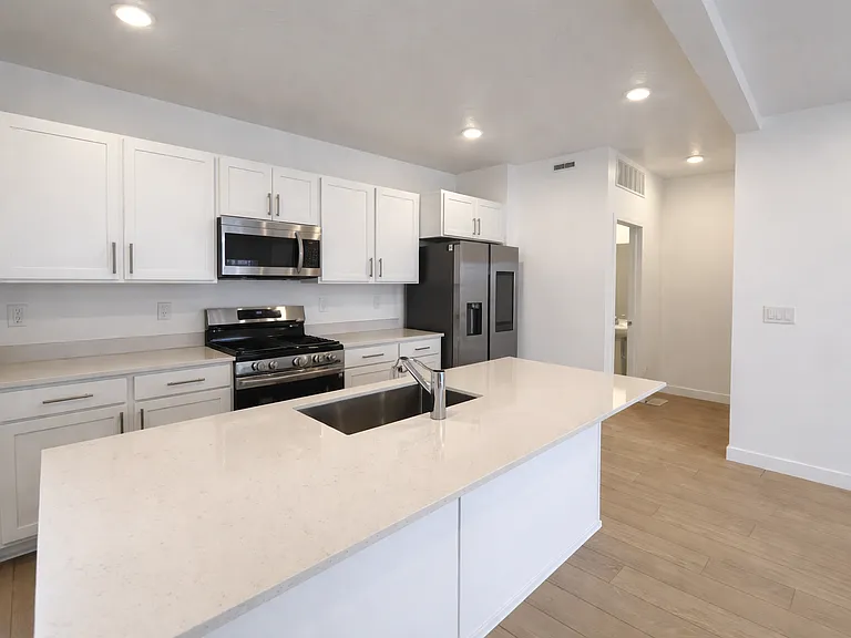 1514 W Bright Eyes Ln — Photo 2