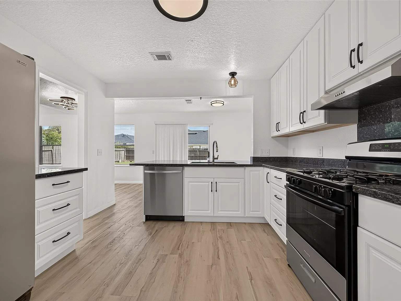 3 bed, 2.5 bath, 1620 sqft, $2,000 — Photo 1