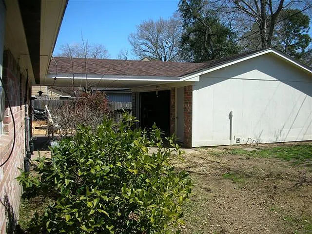 3 bed, 2.0 bath, 1220 sqft, $2,000 — Photo 2