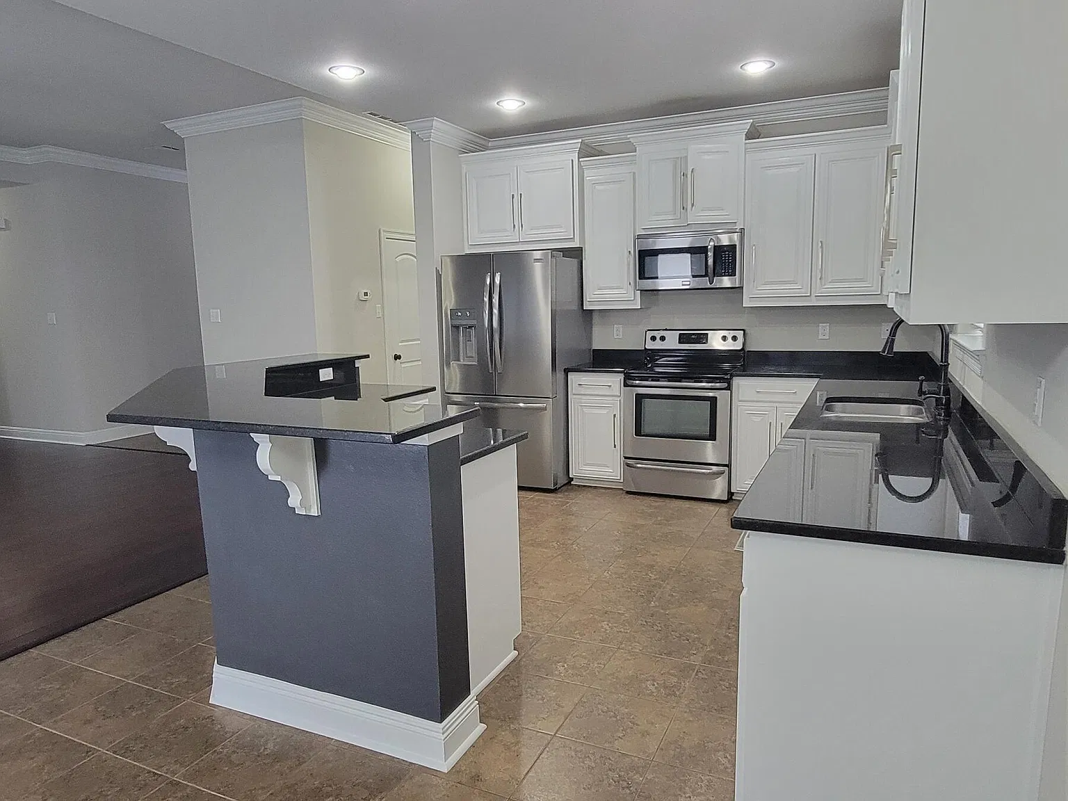 3 bed, 1740 sqft, $1,975 — Photo 2