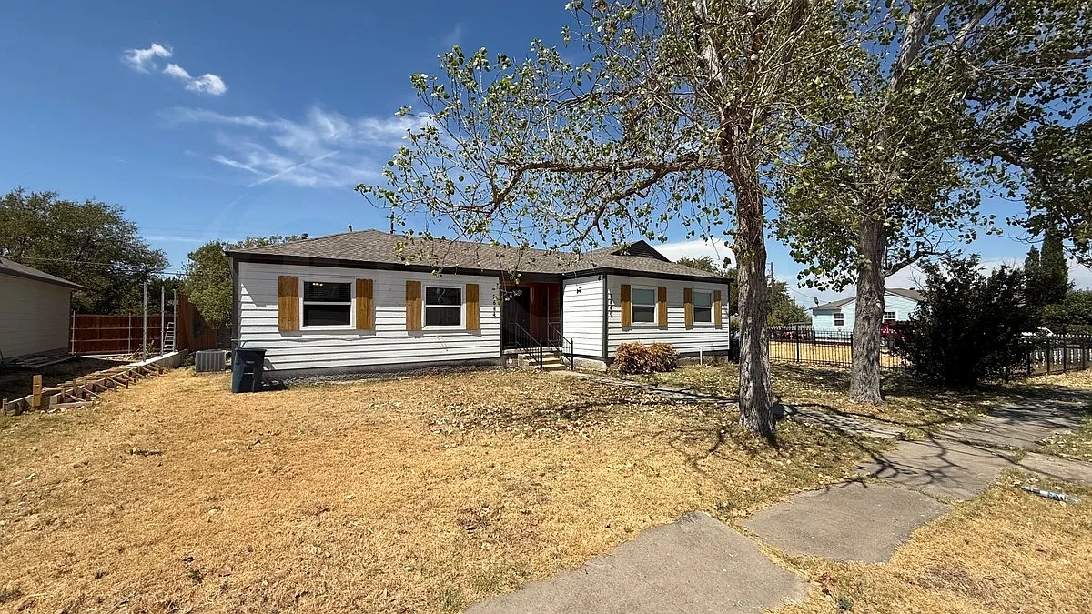 2 bed, 1.0 bath, 739 sqft, $1,500 — Photo 2