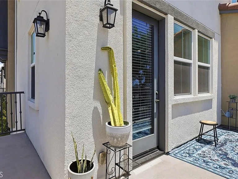 2560 Valentina Way — Photo 40