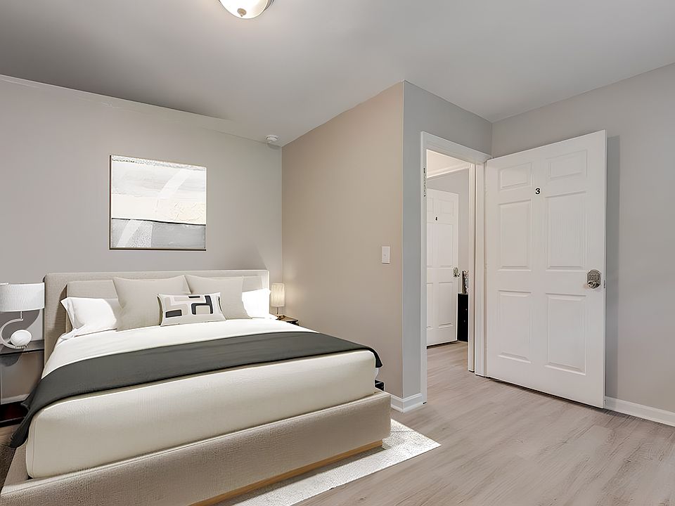 Disclaimer: This photo has been virtually staged. Not all furnishings seen will be included. Please view the virtual tour.