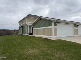 823 14th St SE, Mandan, ND 58554