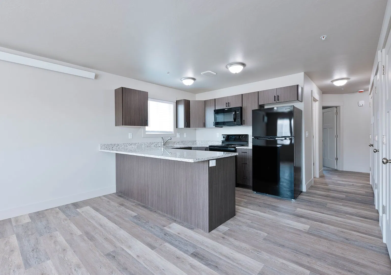 E6047RI — Photo 1