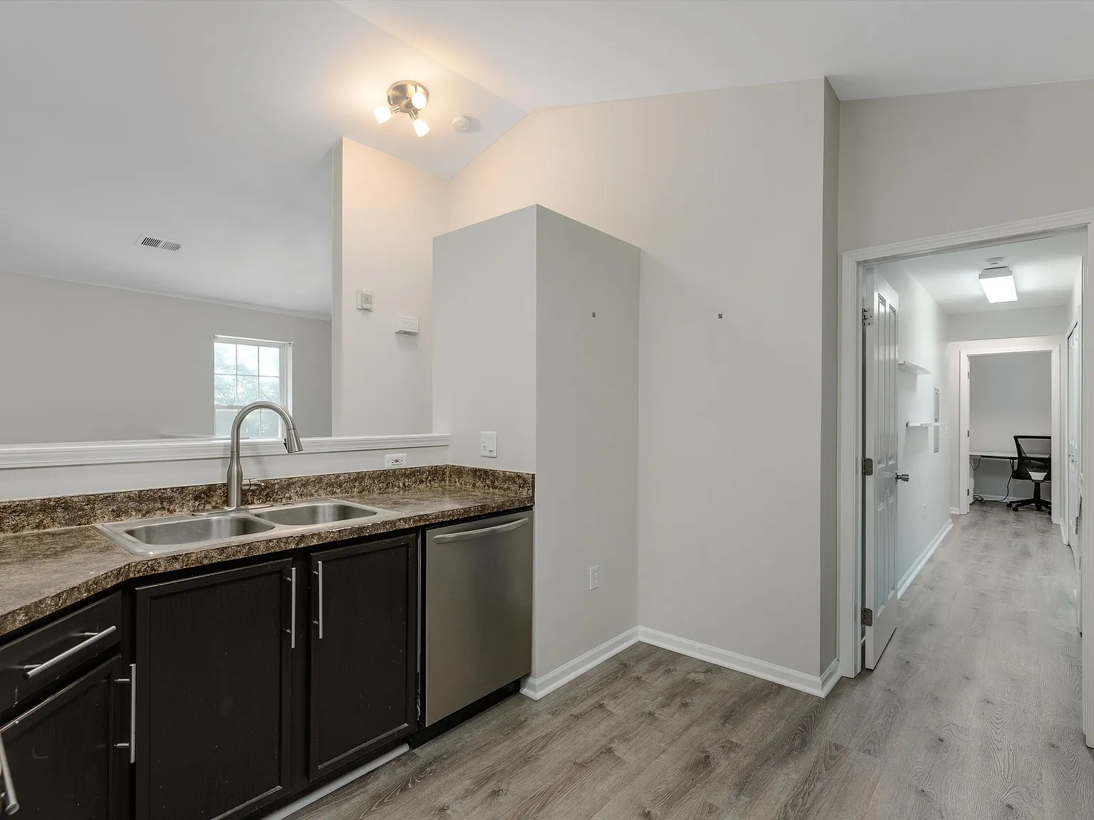 2 bed, 1719 sqft, $2,200 — Photo 4