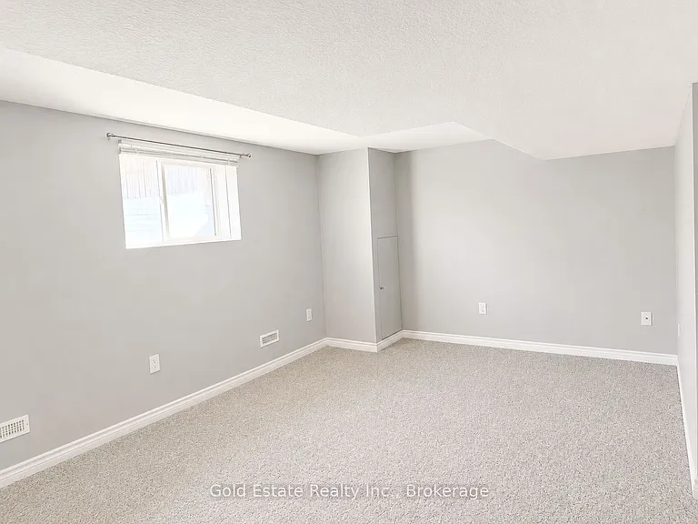 1387 Marshall Cres #LOWER — Photo 5