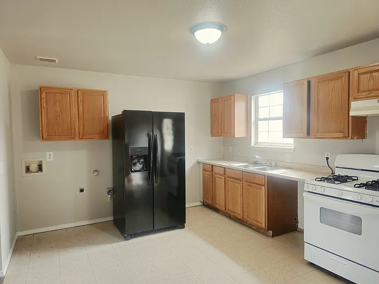2821 Oak Dr — Photo 4