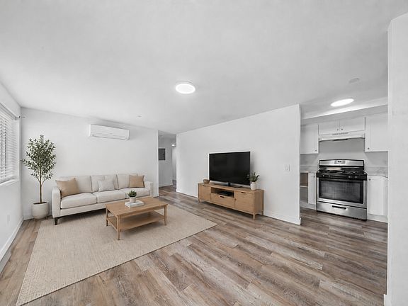 4th image of 12914 Doty Ave #20