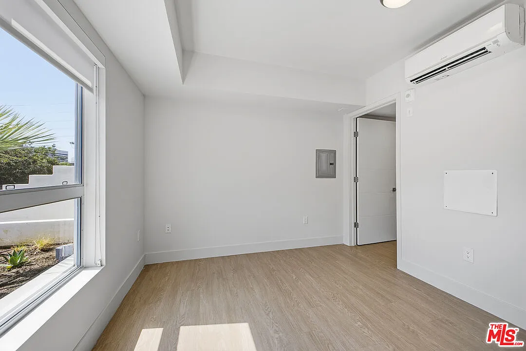 Building Photo - 11837 Mayfield Ave #106