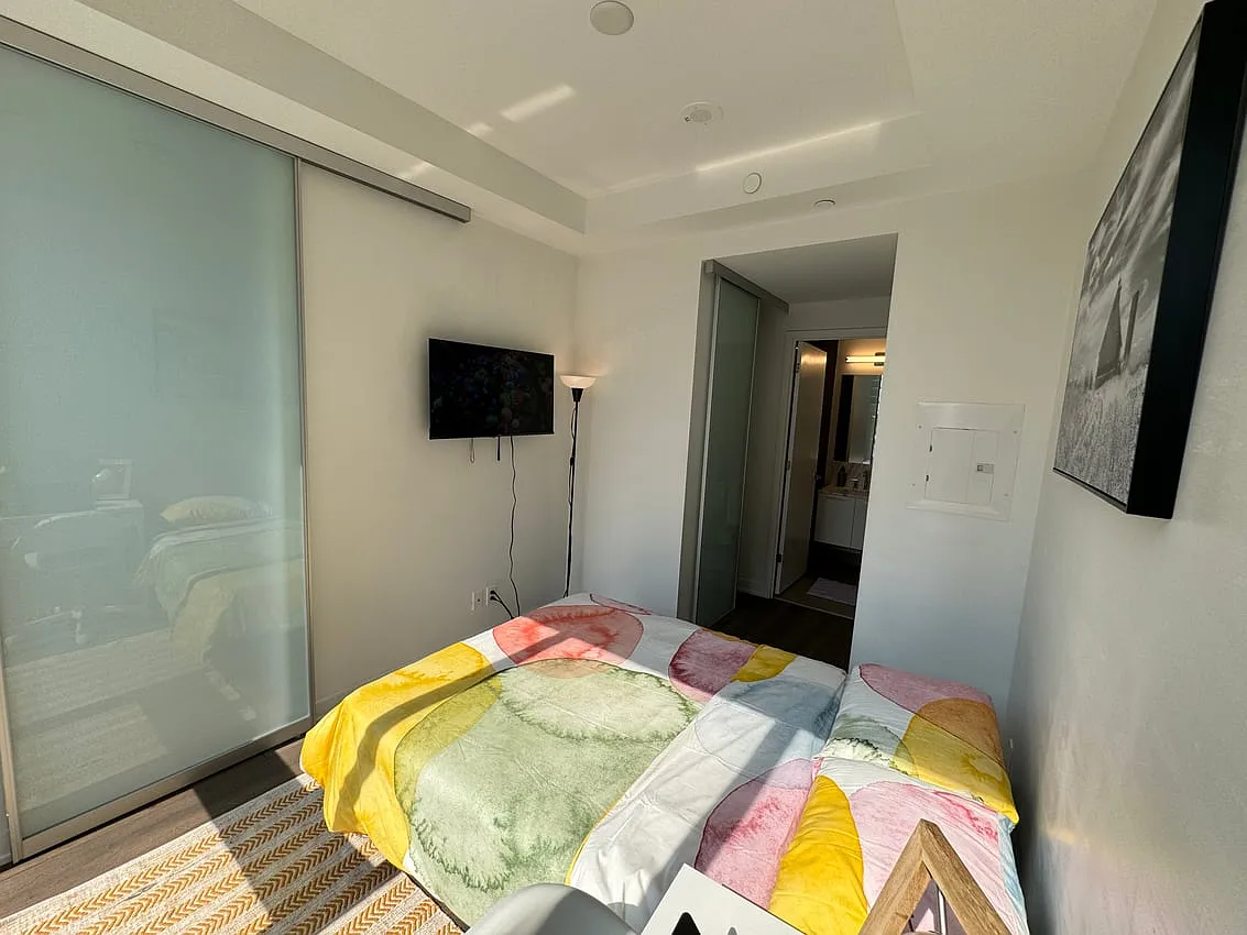 Master Room - Yonge Street & Gloucester Street — Photo 3