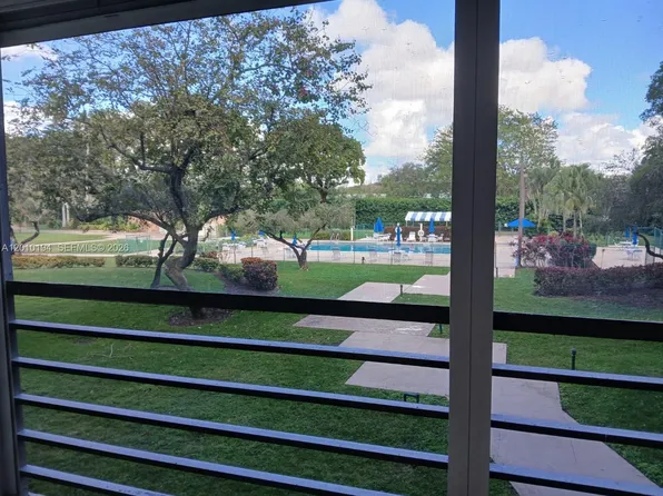 1300 Saint Charles Pl APT 222, Hollywood, FL 33026