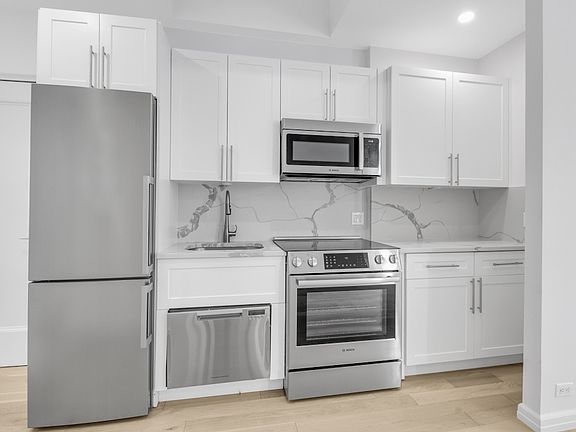 3rd image of 160 E 48th St Penthouse B