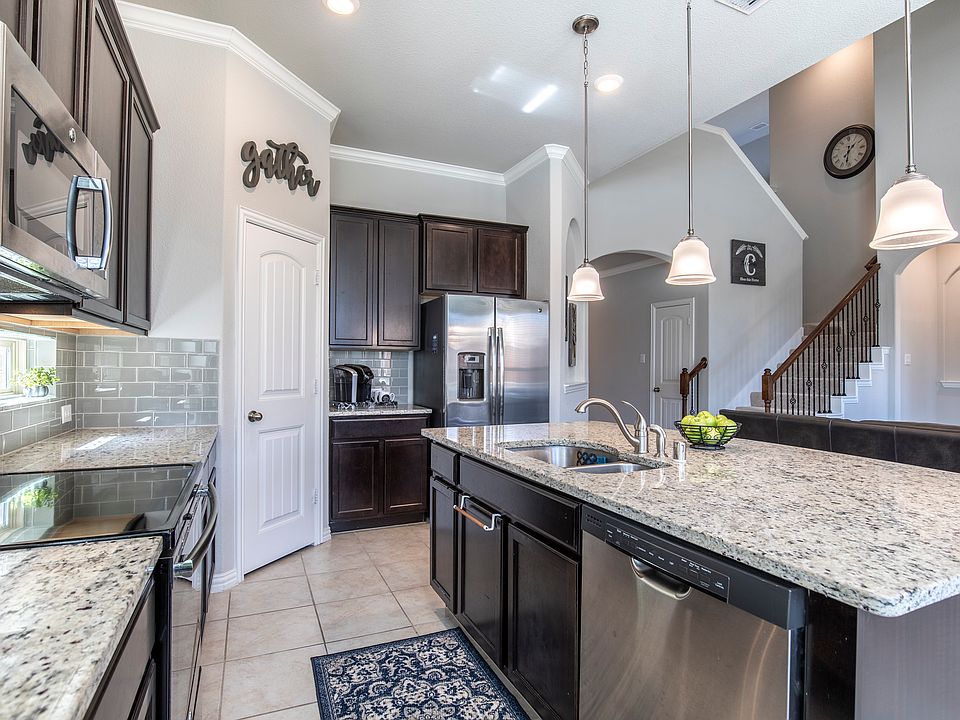 Kitchen w/ gorgeous granite.