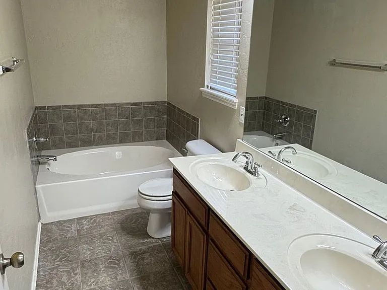 1629 Creekside Ln — Photo 8