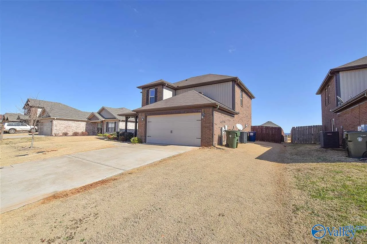 3 bed, 2.5 bath, 1624 sqft, $1,700 — Photo 2