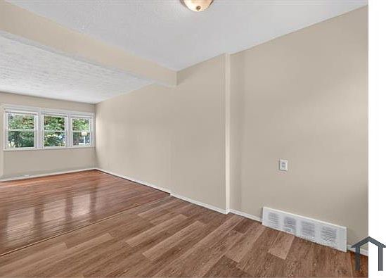 4th image of 8123 Manor St