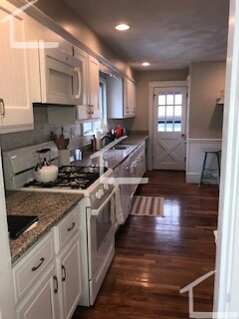 Avl 9/1 No Fee! Spacious 3BR/2BA in Lower Allston! — Photo 3