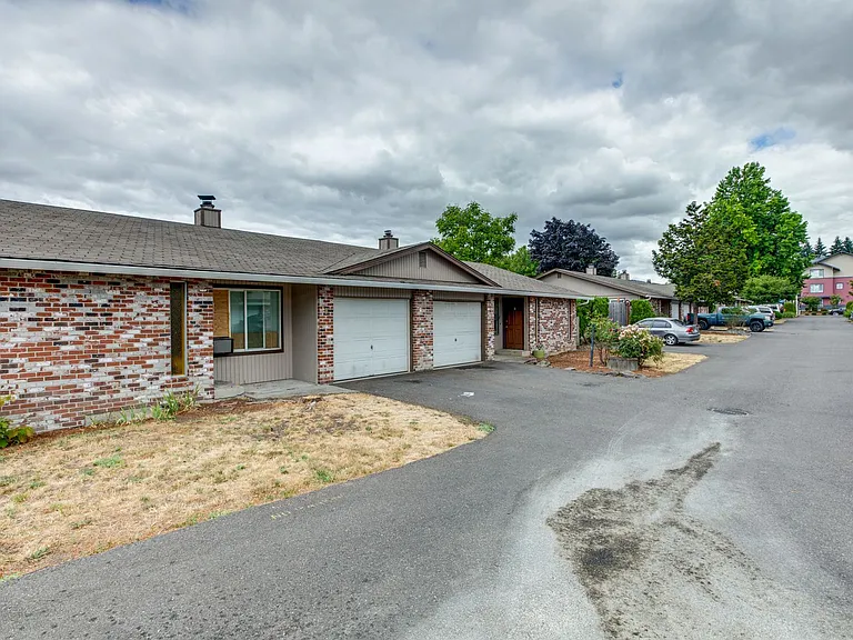NE34 Duplexes — Photo 17