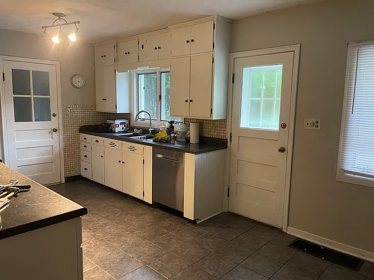1403 E Main St — Photo 8