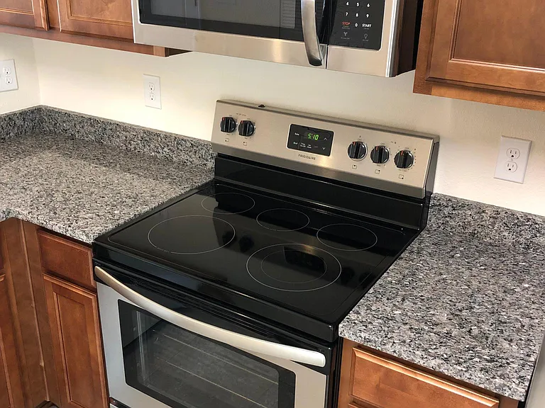 733 Servia Dr — Photo 8