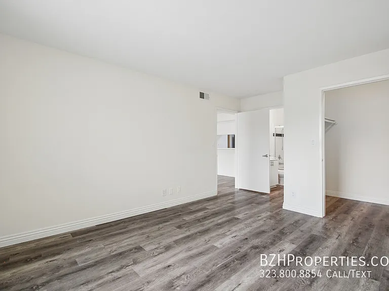 870 Crenshaw — Photo 12