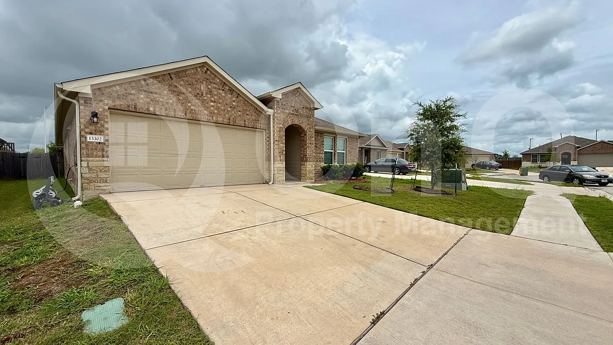 4 bed, 2.0 bath, 2001 sqft, $2,000 — Photo 2